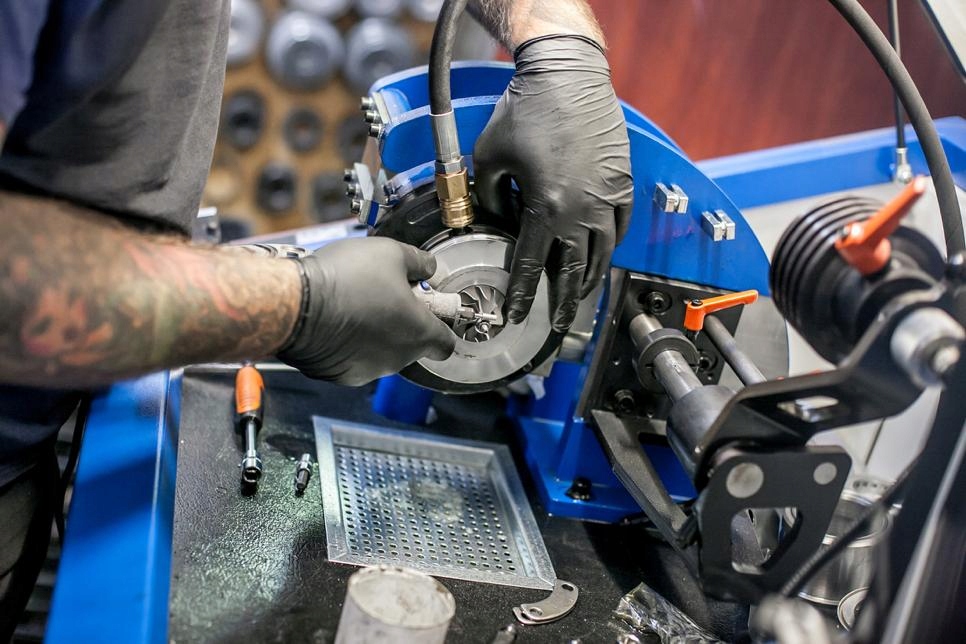 Technik MM Turbo podczas regeneracji turbosprężarki